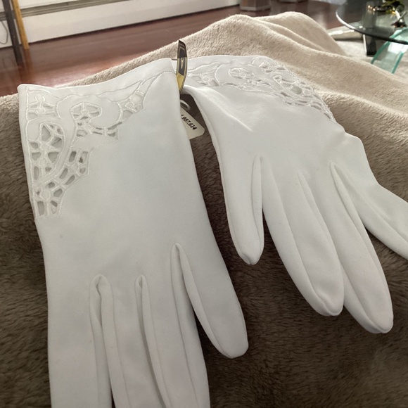 WOMENS white gloves CUT OUT DESIGN RARE INTRICATE WEDDING ? SPRING ? - Picture 10 of 10